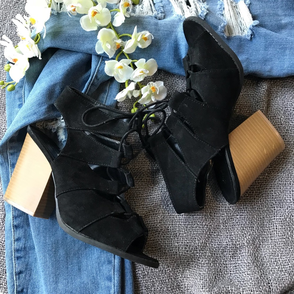 ‼️$15 SALE‼️Blk Suede Lace-Up Peep Toe Block Heels